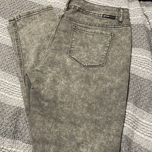 Juniors green acid wash skinny jeans